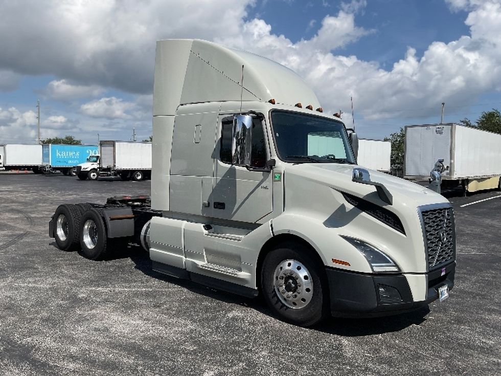 Sleeper Tractor-Heavy Duty Tractors-Volvo-2020-VNL64400-Saint Petersburg-FL-306,435\n\t\tmiles-$ 71,750 - Image 1