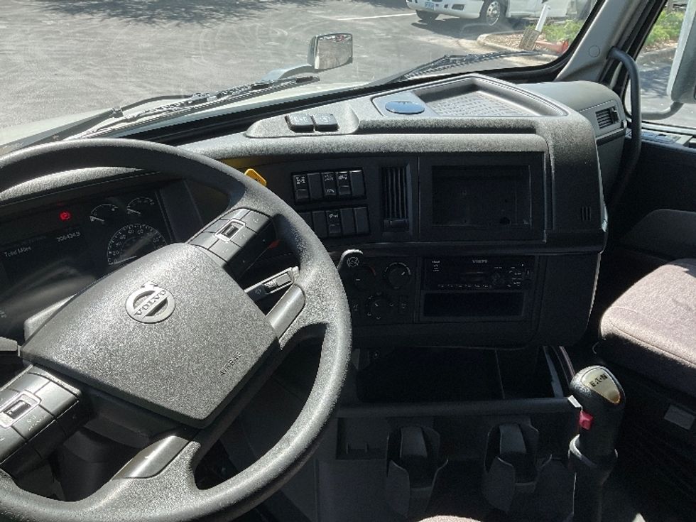 Sleeper Tractor-Heavy Duty Tractors-Volvo-2020-VNL64400-Saint Petersburg-FL-306,435\n\t\tmiles-$ 71,750 - Image 10