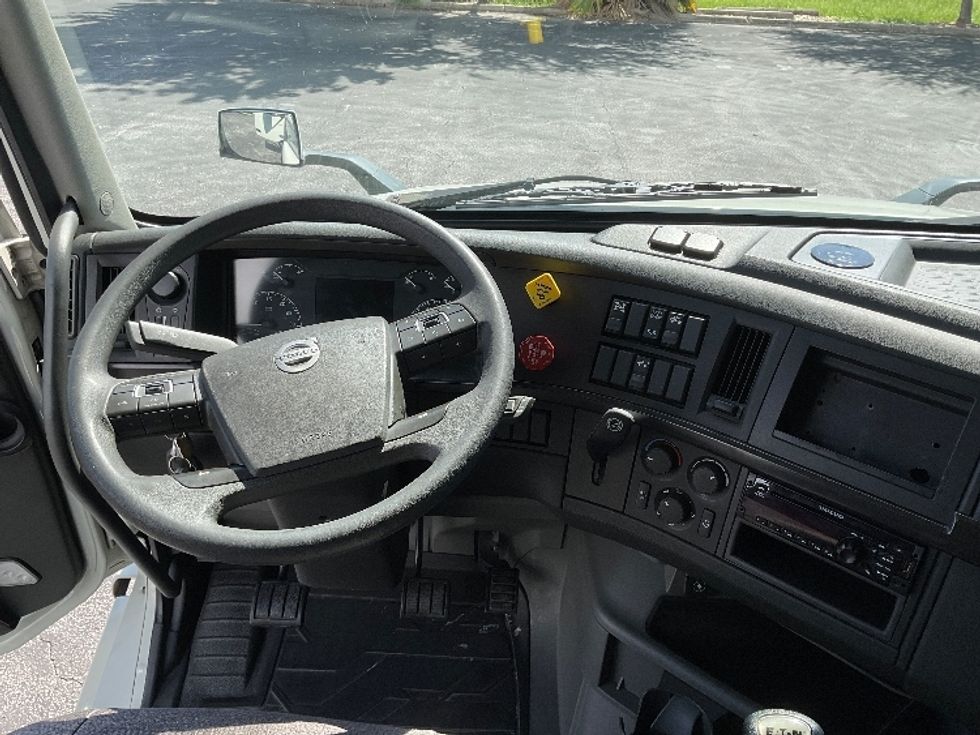 Sleeper Tractor-Heavy Duty Tractors-Volvo-2020-VNL64400-Saint Petersburg-FL-306,435\n\t\tmiles-$ 71,750 - Image 11