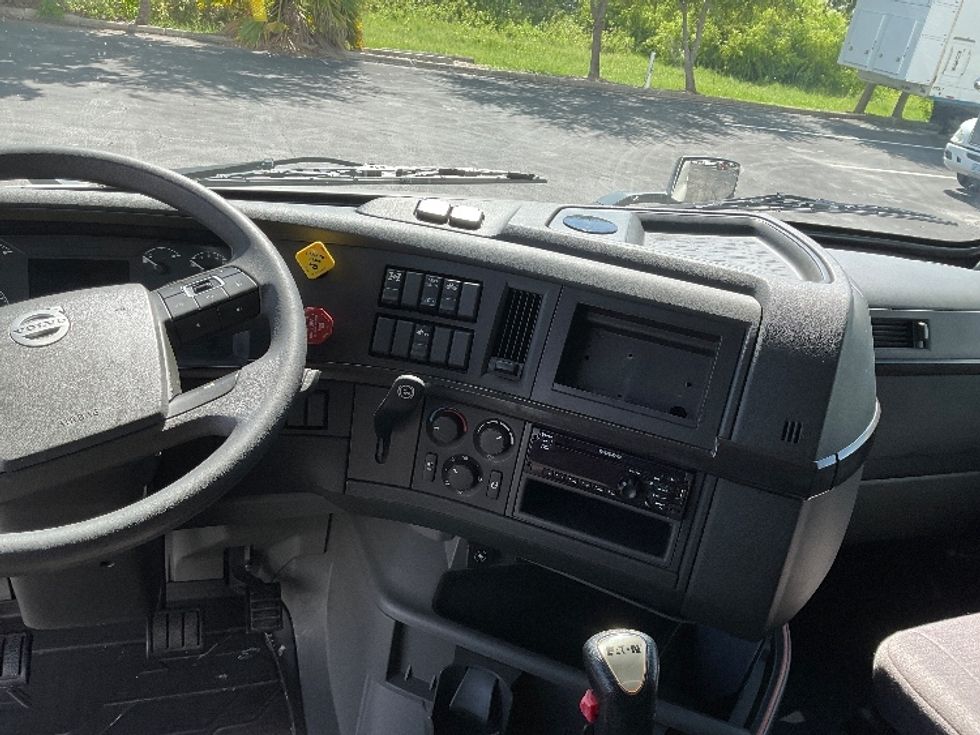 Sleeper Tractor-Heavy Duty Tractors-Volvo-2020-VNL64400-Saint Petersburg-FL-306,435\n\t\tmiles-$ 71,750 - Image 12