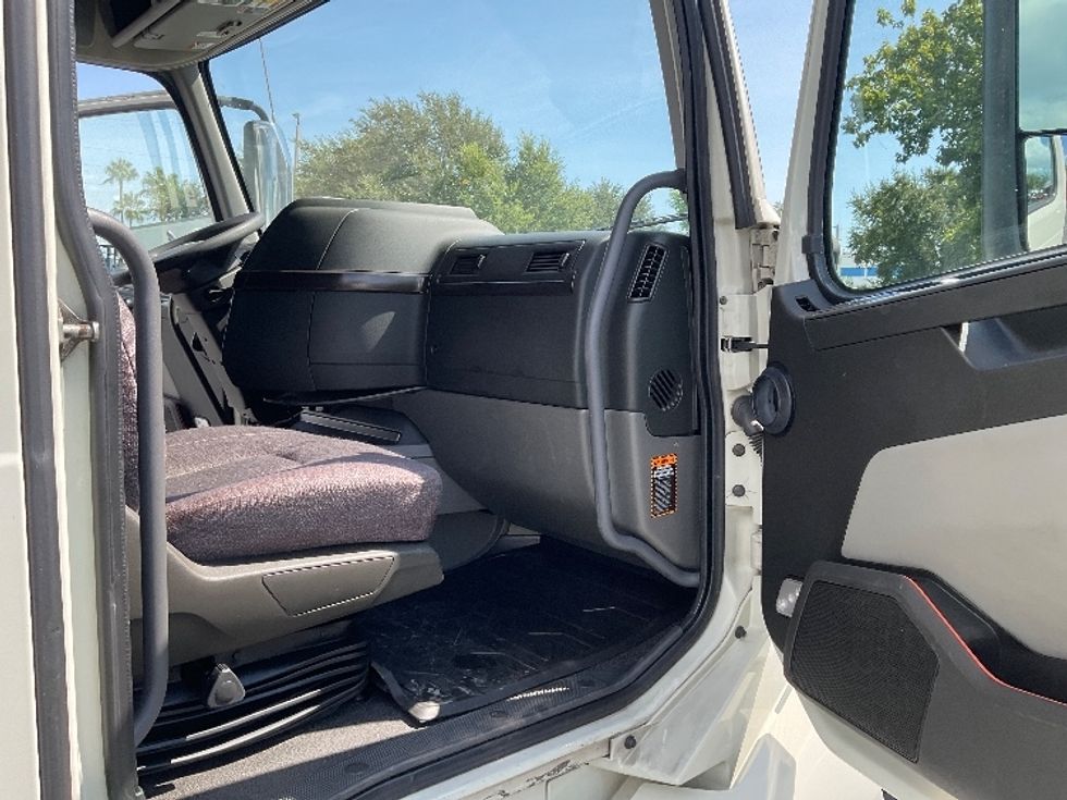 Sleeper Tractor-Heavy Duty Tractors-Volvo-2020-VNL64400-Saint Petersburg-FL-306,435\n\t\tmiles-$ 71,750 - Image 13