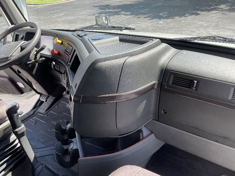 Sleeper Tractor-Heavy Duty Tractors-Volvo-2020-VNL64400-Saint Petersburg-FL-306,435\n\t\tmiles-$ 71,750 - Image 15