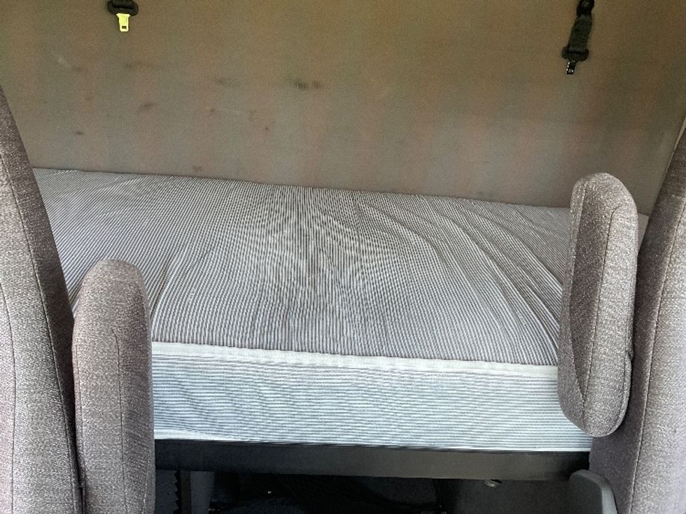 Sleeper Tractor-Heavy Duty Tractors-Volvo-2020-VNL64400-Saint Petersburg-FL-306,435\n\t\tmiles-$ 71,750 - Image 16