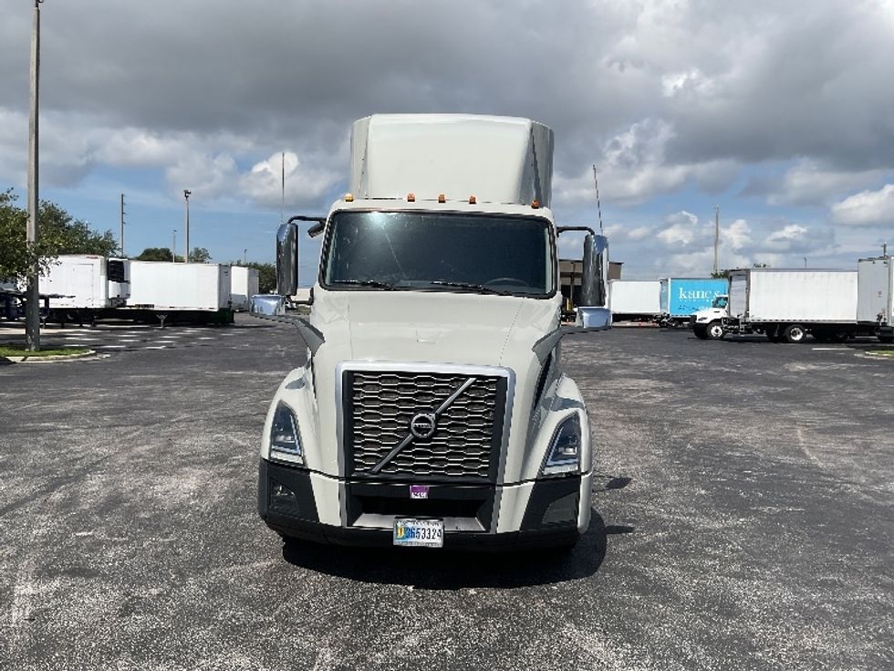 Sleeper Tractor-Heavy Duty Tractors-Volvo-2020-VNL64400-Saint Petersburg-FL-306,435\n\t\tmiles-$ 71,750 - Image 2