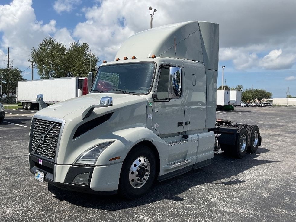 Sleeper Tractor-Heavy Duty Tractors-Volvo-2020-VNL64400-Saint Petersburg-FL-306,435\n\t\tmiles-$ 71,750 - Image 3