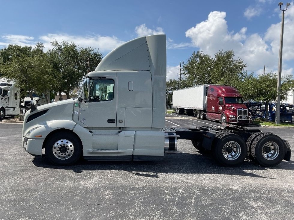 Sleeper Tractor-Heavy Duty Tractors-Volvo-2020-VNL64400-Saint Petersburg-FL-306,435\n\t\tmiles-$ 71,750 - Image 4