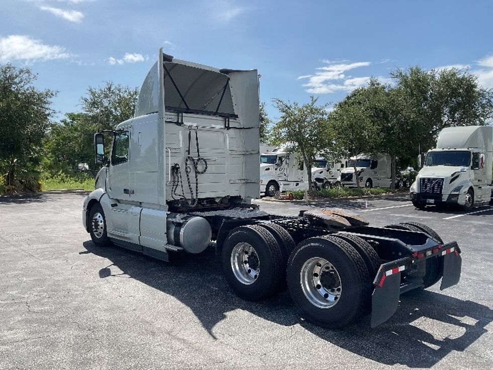 Sleeper Tractor-Heavy Duty Tractors-Volvo-2020-VNL64400-Saint Petersburg-FL-306,435\n\t\tmiles-$ 71,750 - Image 5