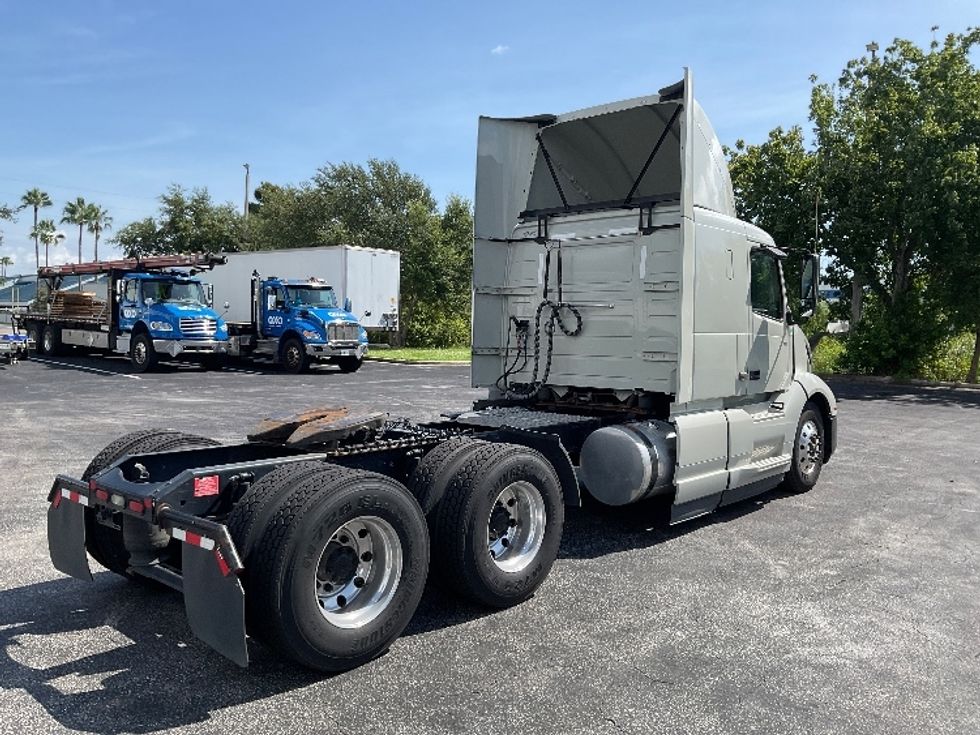 Sleeper Tractor-Heavy Duty Tractors-Volvo-2020-VNL64400-Saint Petersburg-FL-306,435\n\t\tmiles-$ 71,750 - Image 7