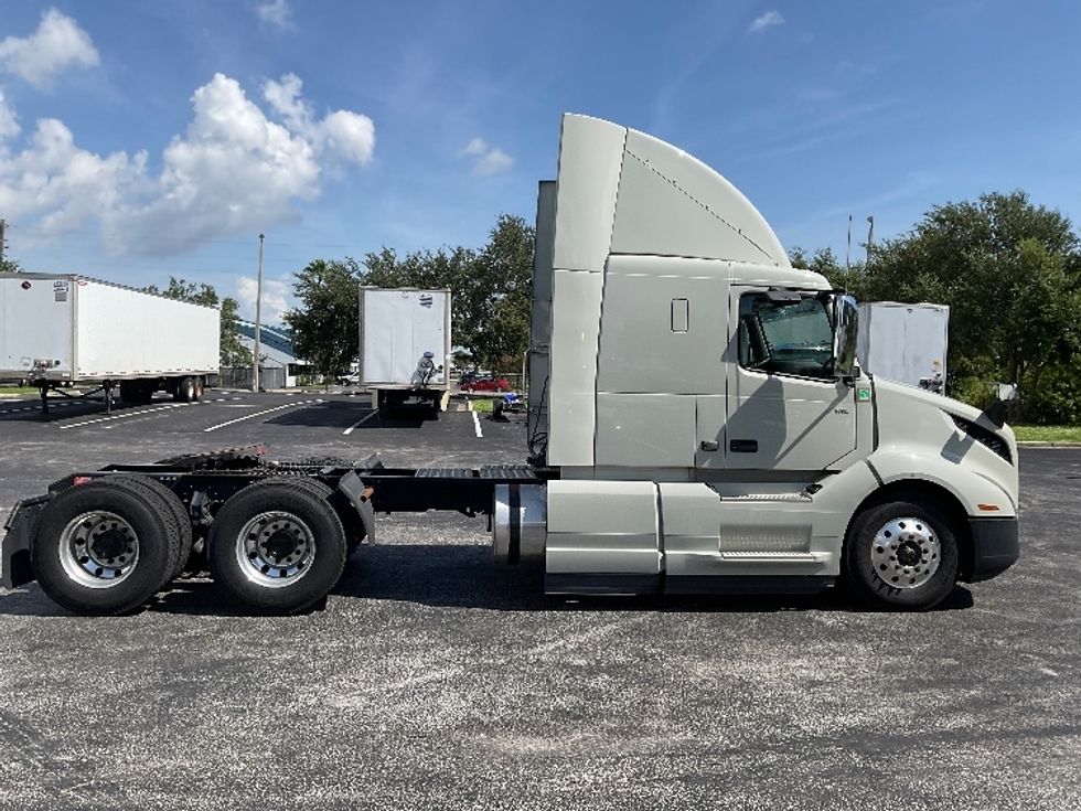Sleeper Tractor-Heavy Duty Tractors-Volvo-2020-VNL64400-Saint Petersburg-FL-306,435\n\t\tmiles-$ 71,750 - Image 8