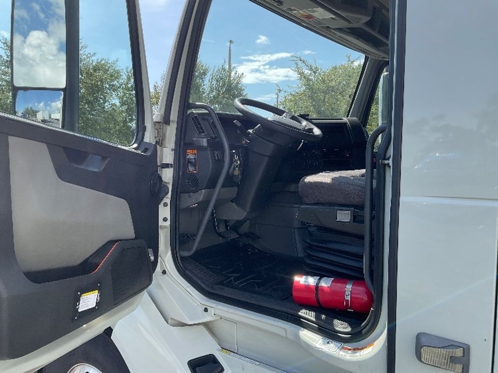 Sleeper Tractor-Heavy Duty Tractors-Volvo-2020-VNL64400-Saint Petersburg-FL-306,435\n\t\tmiles-$ 71,750 - Image 9
