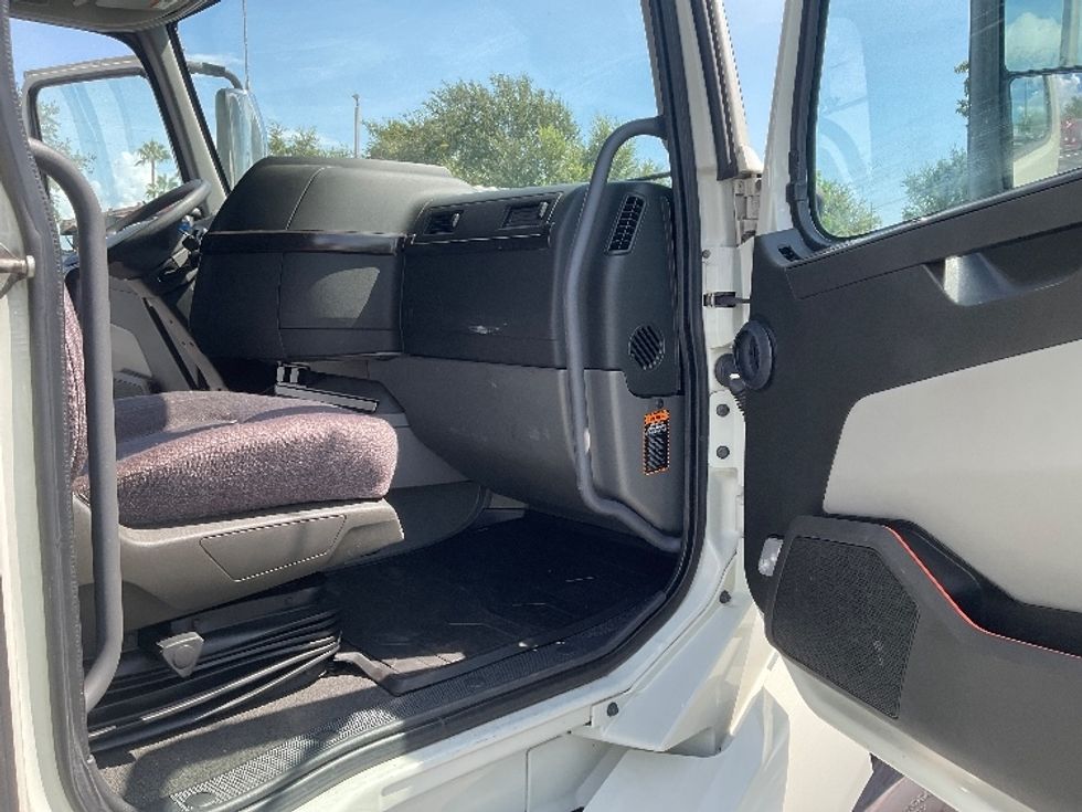 Sleeper Tractor-Heavy Duty Tractors-Volvo-2020-VNL64400-Tampa-FL-242,975\n\t\tmiles-$ 74,750 - Image 13