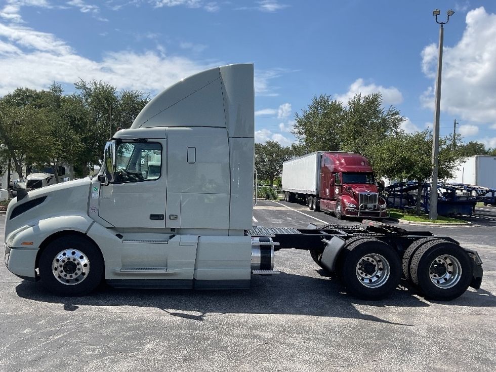 Sleeper Tractor-Heavy Duty Tractors-Volvo-2020-VNL64400-Tampa-FL-242,975\n\t\tmiles-$ 74,750 - Image 4