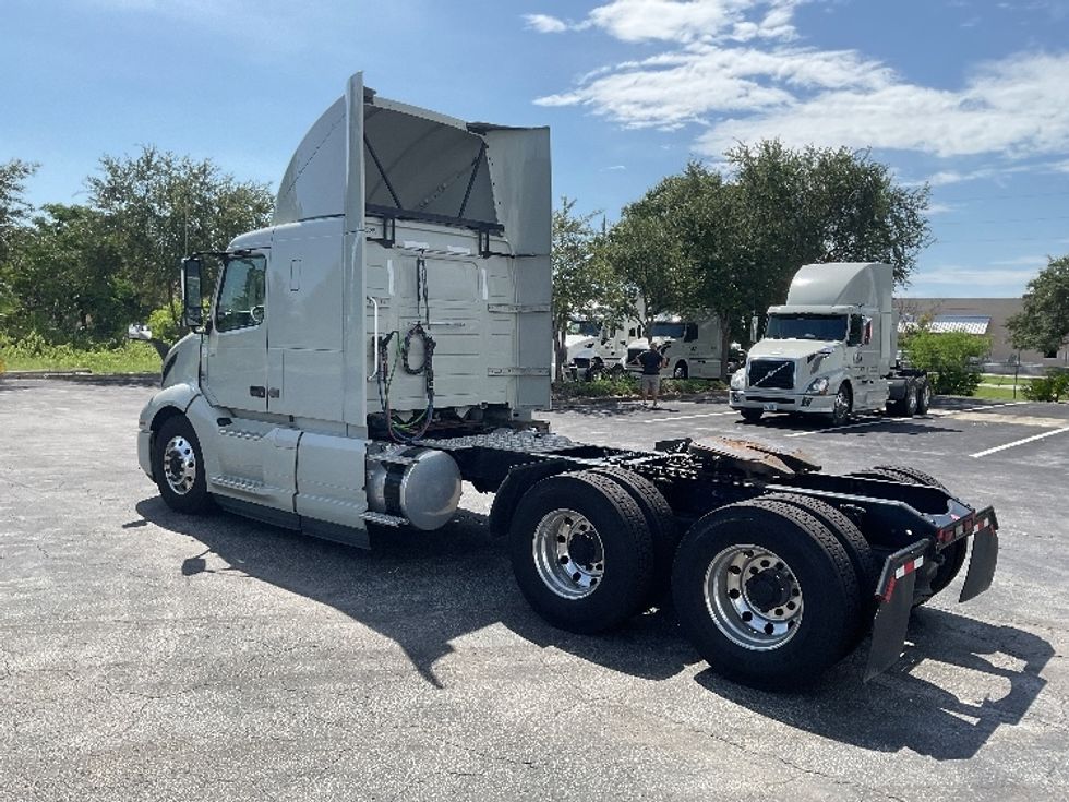 Sleeper Tractor-Heavy Duty Tractors-Volvo-2020-VNL64400-Tampa-FL-242,975\n\t\tmiles-$ 74,750 - Image 5