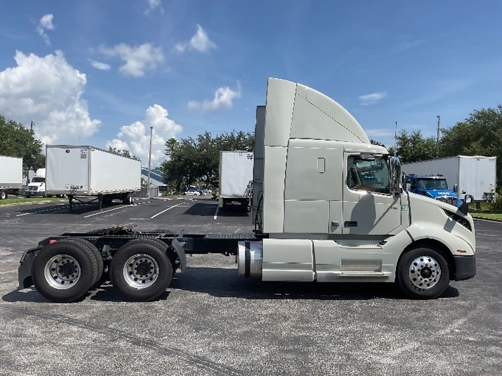 Sleeper Tractor-Heavy Duty Tractors-Volvo-2020-VNL64400-Tampa-FL-242,975\n\t\tmiles-$ 74,750 - Image 8