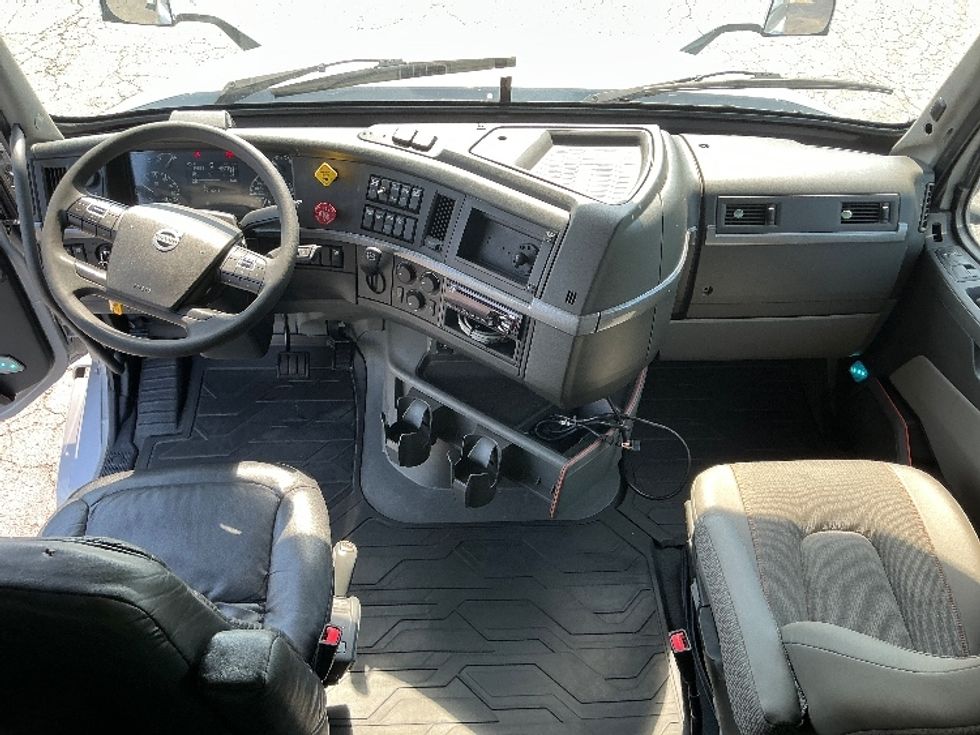 Sleeper Tractor-Heavy Duty Tractors-Volvo-2020-VNL64740-Augusta-GA-480,752\n\t\tmiles-$ 64,500 - Image 12