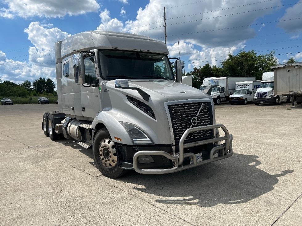Sleeper Tractor-Heavy Duty Tractors-Volvo-2020-VNL64740-Bowling Green-KY-523,231\n\t\tmiles-$ 60,000 - Image 1