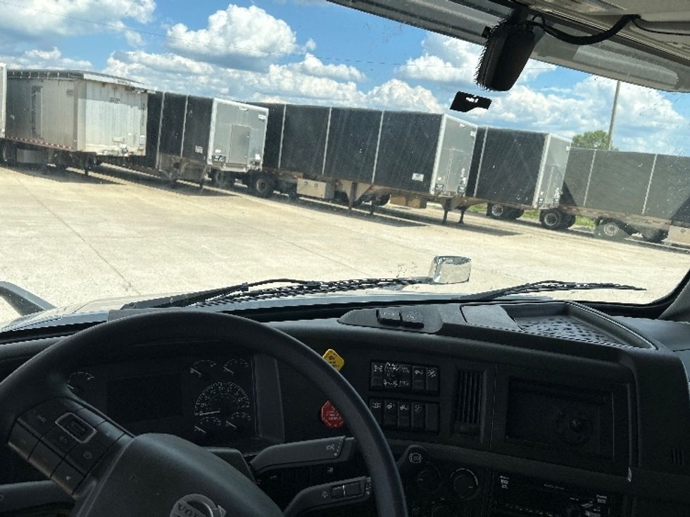 Sleeper Tractor-Heavy Duty Tractors-Volvo-2020-VNL64740-Bowling Green-KY-523,231\n\t\tmiles-$ 60,000 - Image 11