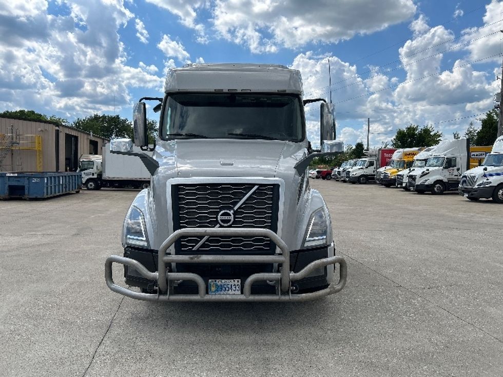 Sleeper Tractor-Heavy Duty Tractors-Volvo-2020-VNL64740-Bowling Green-KY-523,231\n\t\tmiles-$ 60,000 - Image 2