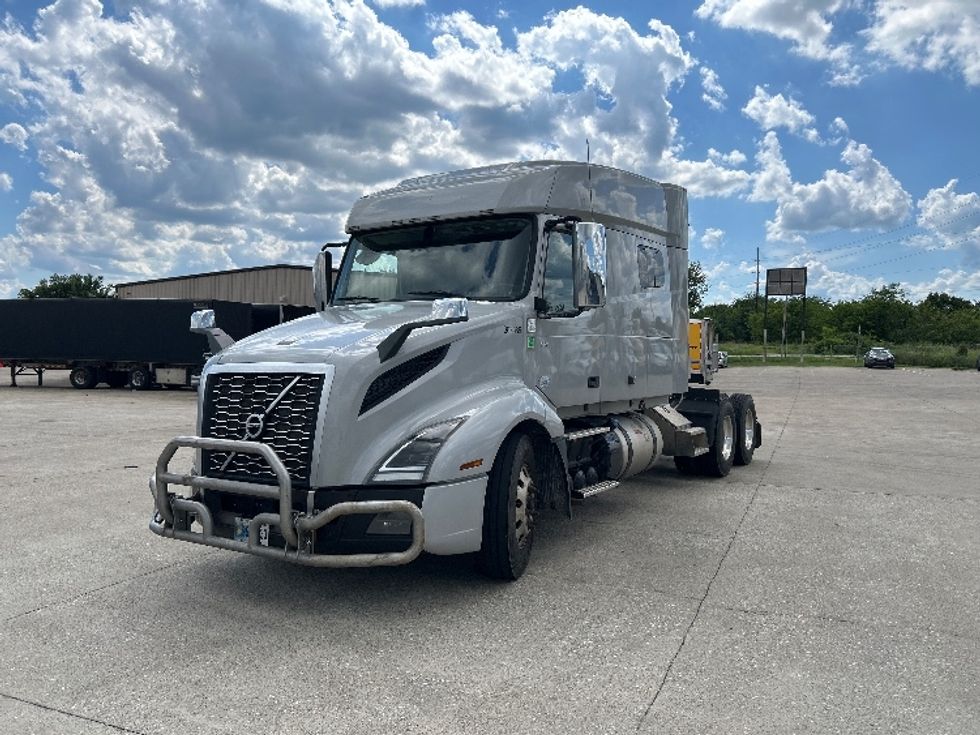 Sleeper Tractor-Heavy Duty Tractors-Volvo-2020-VNL64740-Bowling Green-KY-523,231\n\t\tmiles-$ 60,000 - Image 3