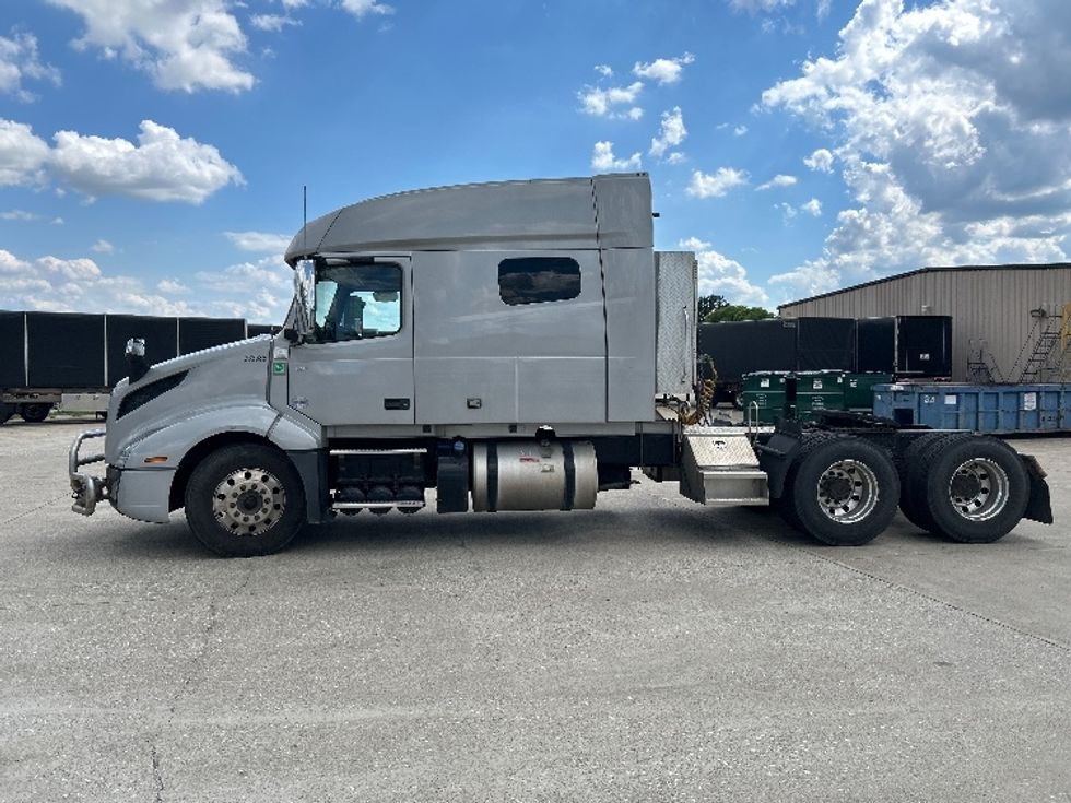Sleeper Tractor-Heavy Duty Tractors-Volvo-2020-VNL64740-Bowling Green-KY-523,231\n\t\tmiles-$ 60,000 - Image 4