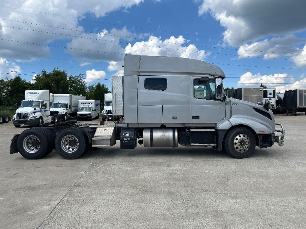 Sleeper Tractor-Heavy Duty Tractors-Volvo-2020-VNL64740-Bowling Green-KY-523,231\n\t\tmiles-$ 60,000 - Image 8