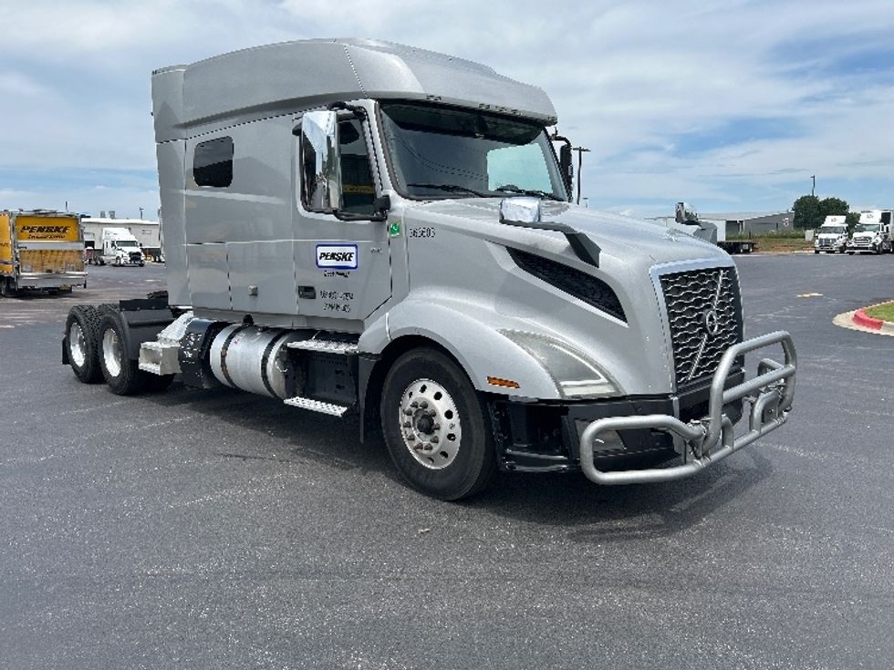 Sleeper Tractor-Heavy Duty Tractors-Volvo-2020-VNL64740-Denver-CO-734,655\n\t\tmiles-$ 45,750 - Image 1
