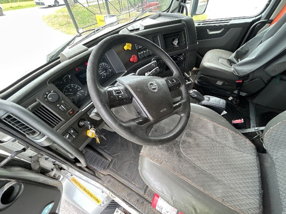 Sleeper Tractor-Heavy Duty Tractors-Volvo-2020-VNL64740-Denver-CO-734,655\n\t\tmiles-$ 45,750 - Image 10