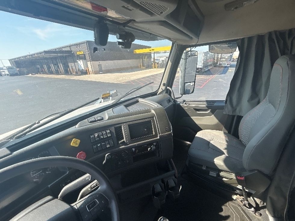 Sleeper Tractor-Heavy Duty Tractors-Volvo-2020-VNL64740-Denver-CO-734,655\n\t\tmiles-$ 45,750 - Image 11