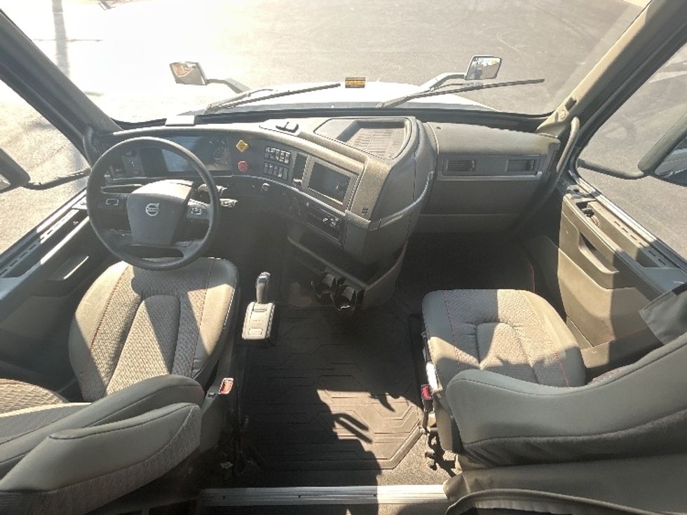 Sleeper Tractor-Heavy Duty Tractors-Volvo-2020-VNL64740-Denver-CO-734,655\n\t\tmiles-$ 45,750 - Image 12