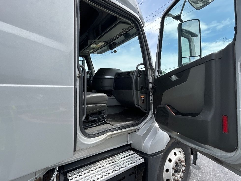 Sleeper Tractor-Heavy Duty Tractors-Volvo-2020-VNL64740-Denver-CO-734,655\n\t\tmiles-$ 45,750 - Image 13