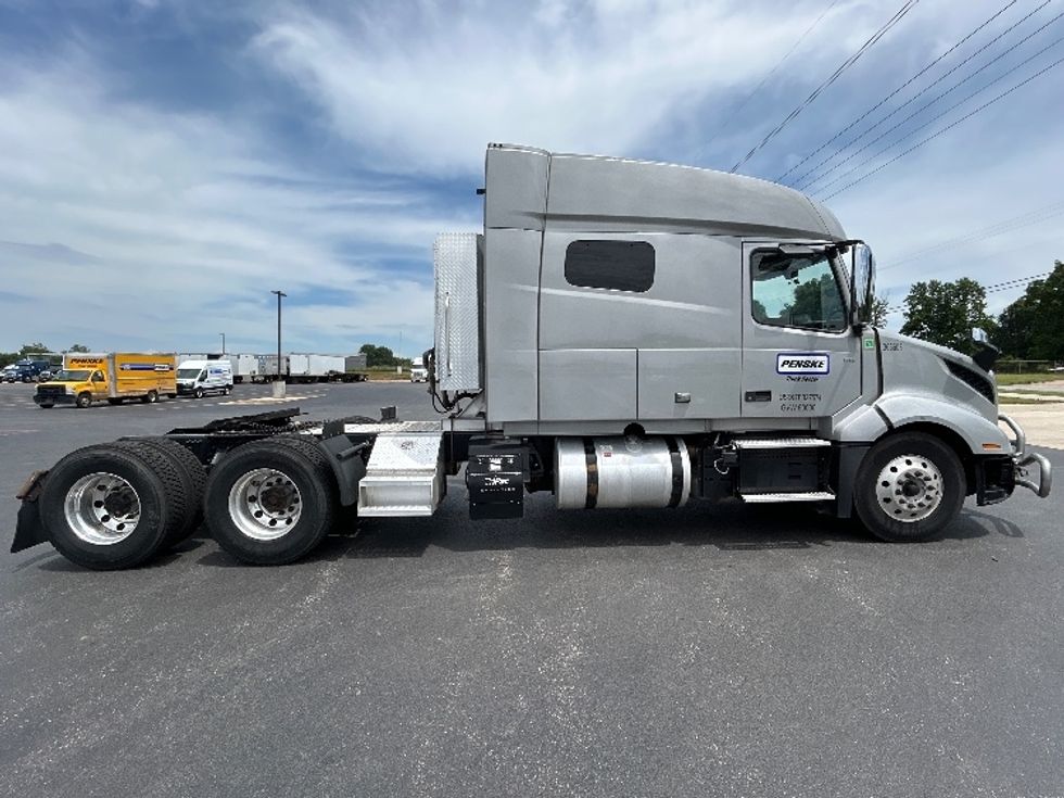 Sleeper Tractor-Heavy Duty Tractors-Volvo-2020-VNL64740-Denver-CO-734,655\n\t\tmiles-$ 45,750 - Image 8