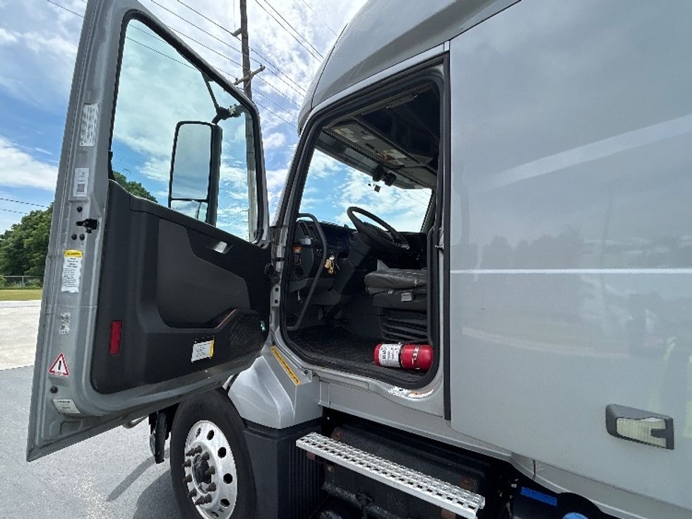 Sleeper Tractor-Heavy Duty Tractors-Volvo-2020-VNL64740-Denver-CO-734,655\n\t\tmiles-$ 45,750 - Image 9