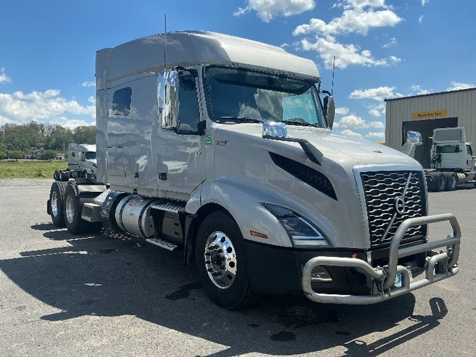 Sleeper Tractor-Heavy Duty Tractors-Volvo-2020-VNL64740-Duncansville-PA-467,320\n\t\tmiles-$ 61,250 - Image 1