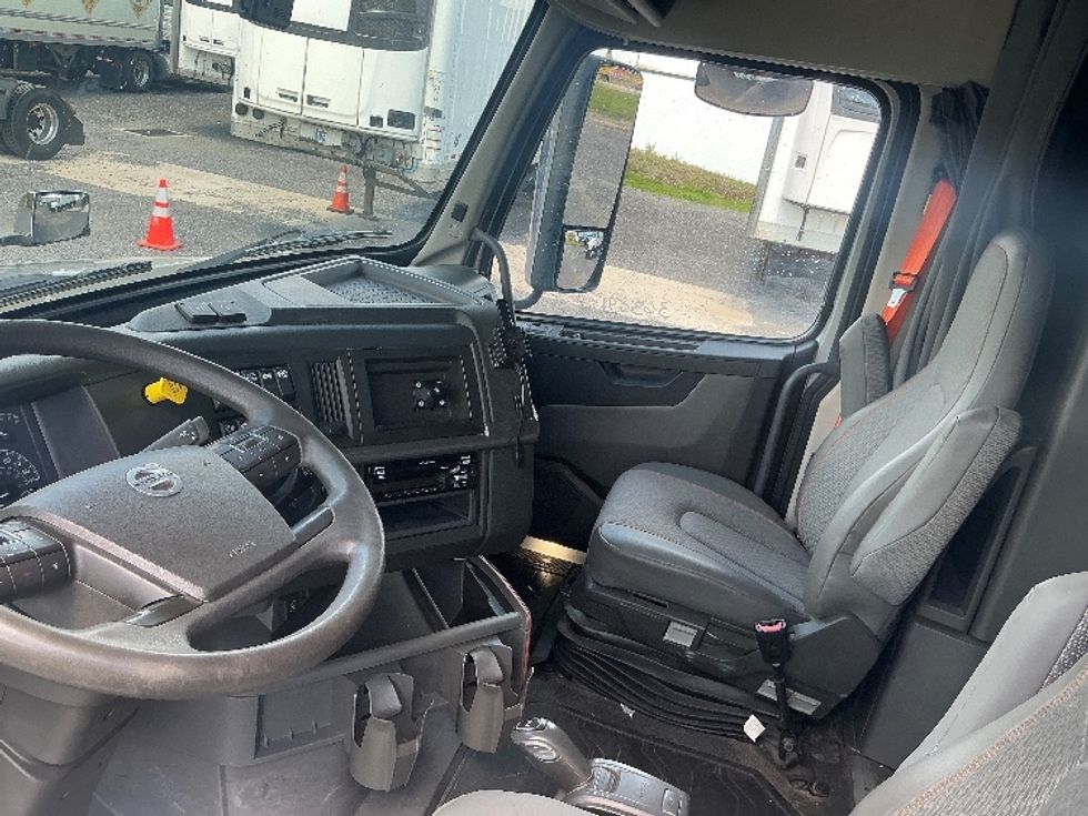Sleeper Tractor-Heavy Duty Tractors-Volvo-2020-VNL64740-Duncansville-PA-467,320\n\t\tmiles-$ 61,250 - Image 10