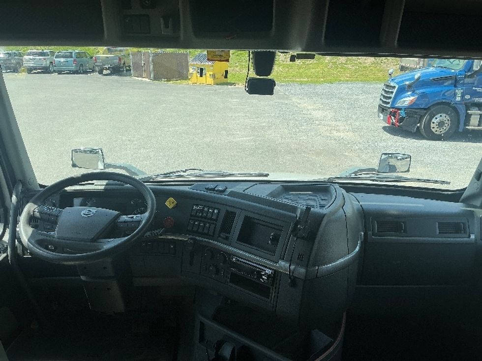 Sleeper Tractor-Heavy Duty Tractors-Volvo-2020-VNL64740-Duncansville-PA-467,320\n\t\tmiles-$ 61,250 - Image 12