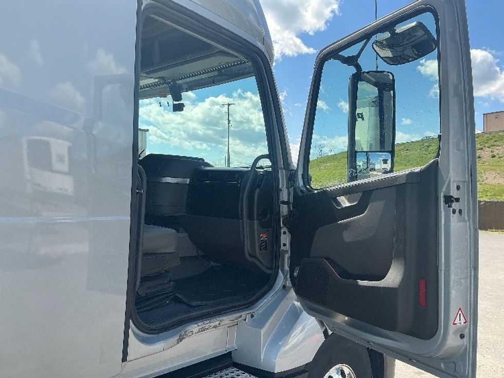 Sleeper Tractor-Heavy Duty Tractors-Volvo-2020-VNL64740-Duncansville-PA-467,320\n\t\tmiles-$ 61,250 - Image 13
