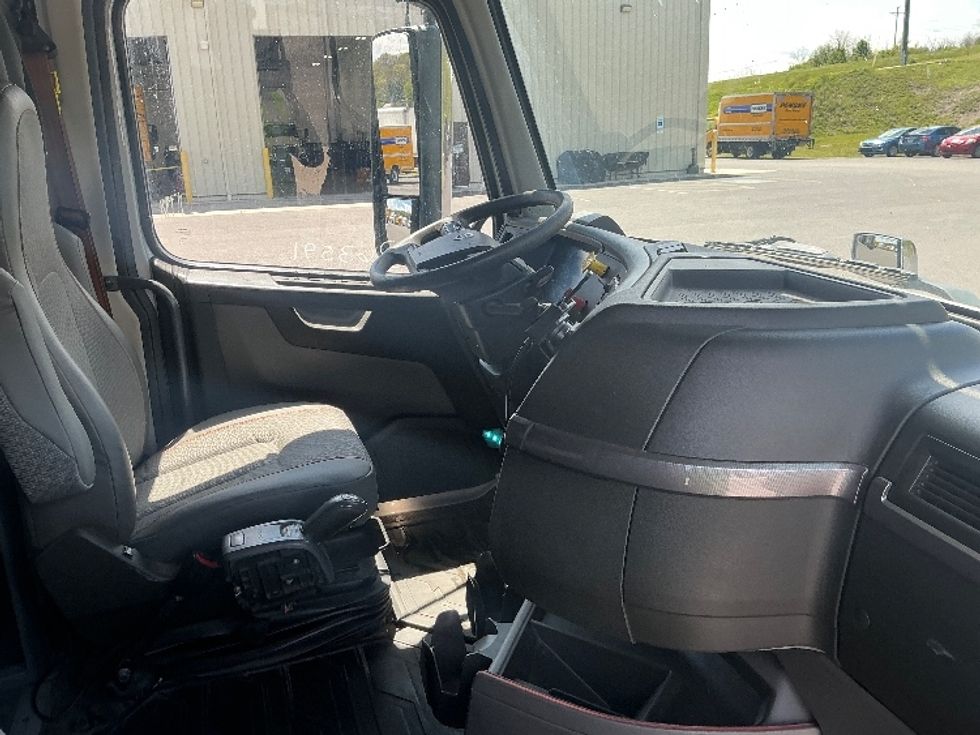 Sleeper Tractor-Heavy Duty Tractors-Volvo-2020-VNL64740-Duncansville-PA-467,320\n\t\tmiles-$ 61,250 - Image 15