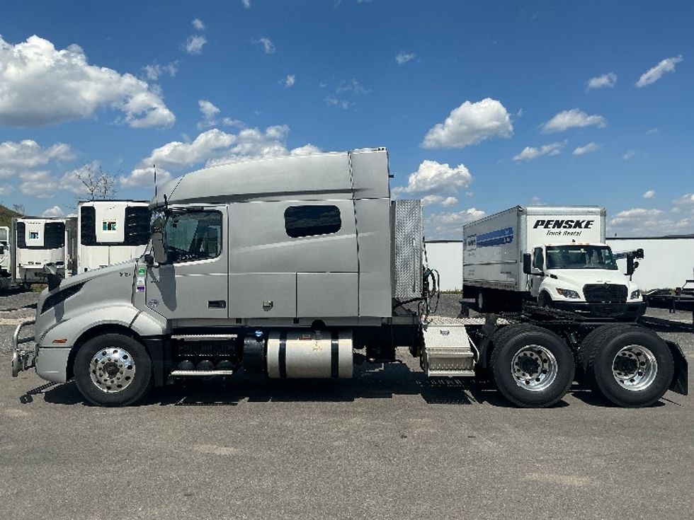 Sleeper Tractor-Heavy Duty Tractors-Volvo-2020-VNL64740-Duncansville-PA-467,320\n\t\tmiles-$ 61,250 - Image 4