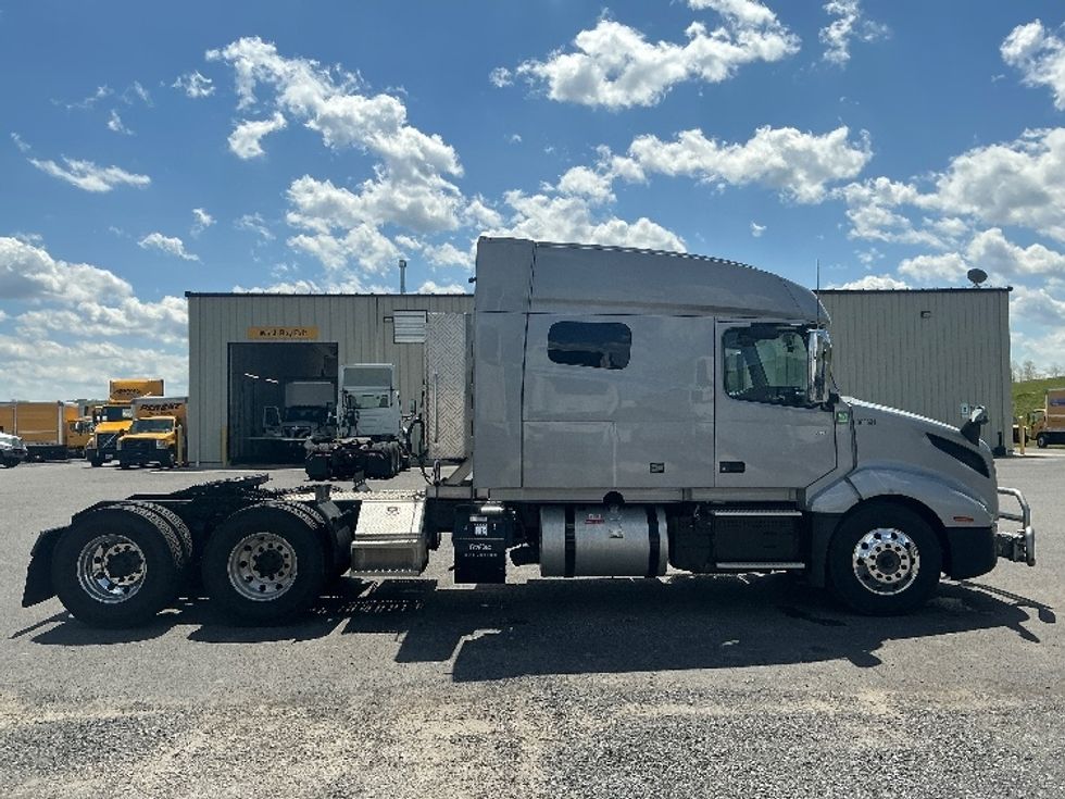 Sleeper Tractor-Heavy Duty Tractors-Volvo-2020-VNL64740-Duncansville-PA-467,320\n\t\tmiles-$ 61,250 - Image 8