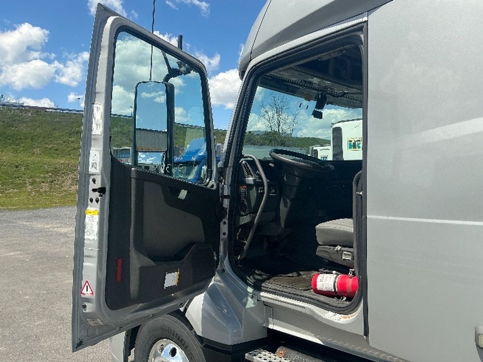 Sleeper Tractor-Heavy Duty Tractors-Volvo-2020-VNL64740-Duncansville-PA-467,320\n\t\tmiles-$ 61,250 - Image 9