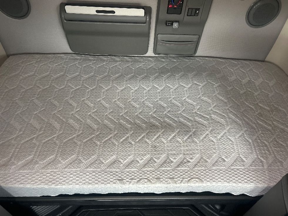 Sleeper Tractor-Heavy Duty Tractors-Volvo-2020-VNL64740-Greensboro-NC-534,492\n\t\tmiles-$ 54,750 - Image 17