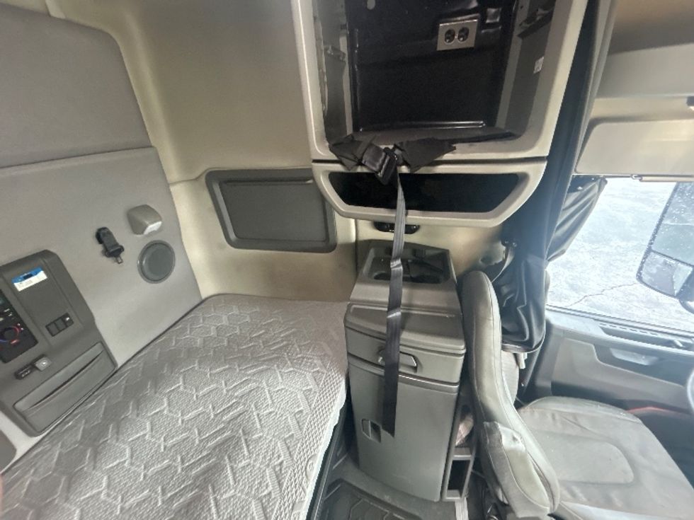 Sleeper Tractor-Heavy Duty Tractors-Volvo-2020-VNL64740-Greensboro-NC-534,492\n\t\tmiles-$ 54,750 - Image 18