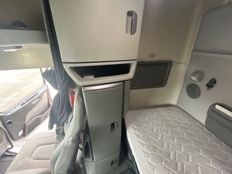 Sleeper Tractor-Heavy Duty Tractors-Volvo-2020-VNL64740-Greensboro-NC-534,492\n\t\tmiles-$ 54,750 - Image 19