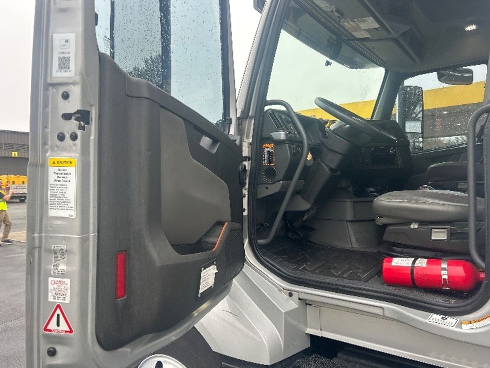 Sleeper Tractor-Heavy Duty Tractors-Volvo-2020-VNL64740-Greensboro-NC-534,492\n\t\tmiles-$ 54,750 - Image 9