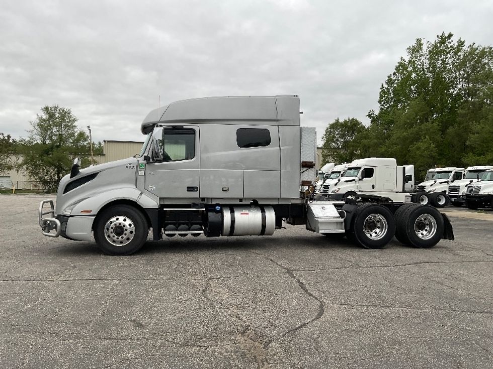 Sleeper Tractor-Heavy Duty Tractors-Volvo-2020-VNL64740-La Porte-IN-501,636\n\t\tmiles-$ 60,250 - Image 4
