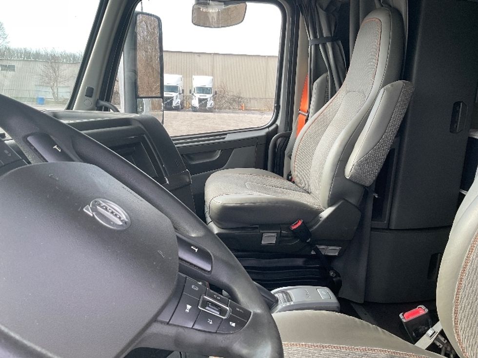 Sleeper Tractor-Heavy Duty Tractors-Volvo-2020-VNL64740-La Porte-IN-530,350\n\t\tmiles-$ 50,500 - Image 10