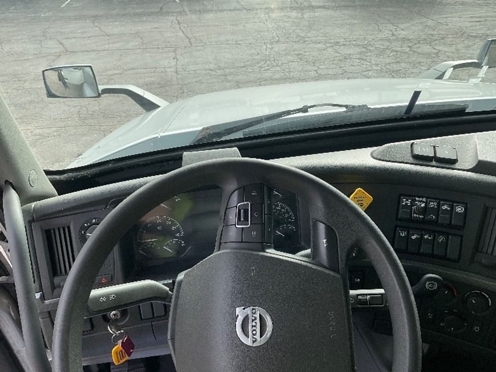 Sleeper Tractor-Heavy Duty Tractors-Volvo-2020-VNL64740-La Porte-IN-530,350\n\t\tmiles-$ 50,500 - Image 11
