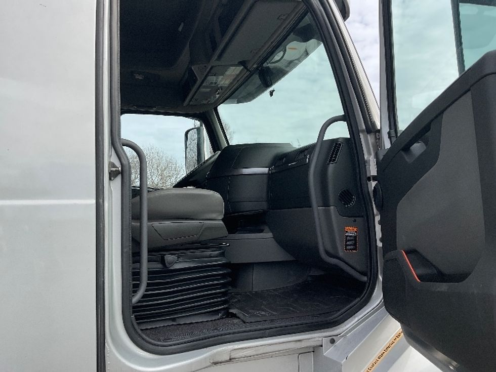 Sleeper Tractor-Heavy Duty Tractors-Volvo-2020-VNL64740-La Porte-IN-530,350\n\t\tmiles-$ 50,500 - Image 13