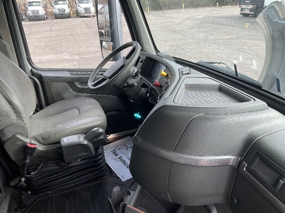 Sleeper Tractor-Heavy Duty Tractors-Volvo-2020-VNL64740-La Porte-IN-530,350\n\t\tmiles-$ 50,500 - Image 15