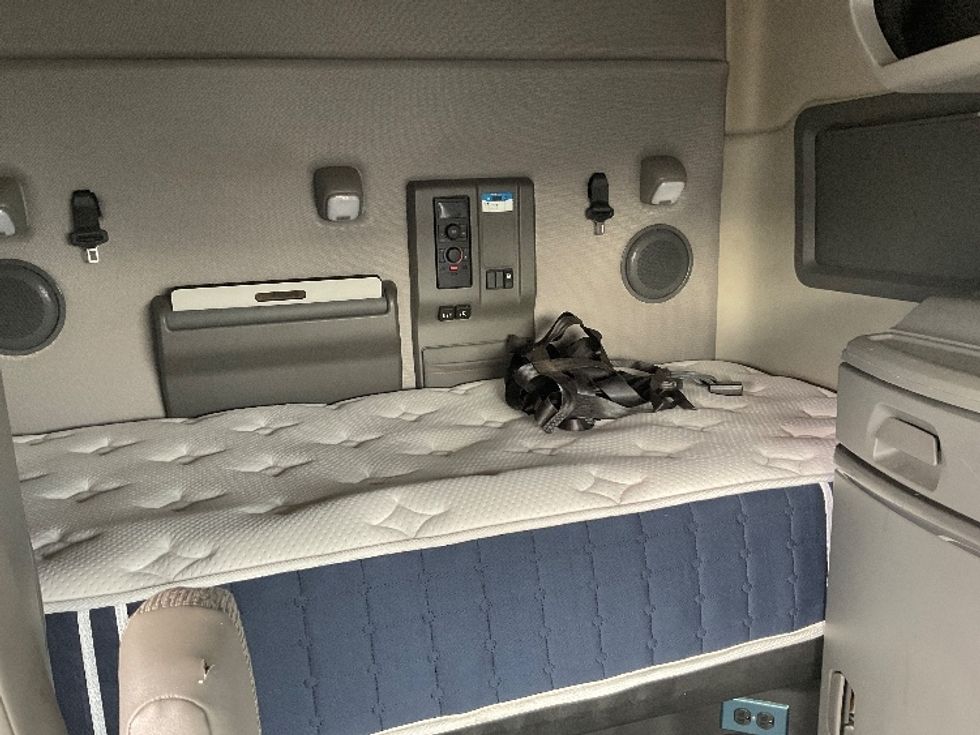 Sleeper Tractor-Heavy Duty Tractors-Volvo-2020-VNL64740-La Porte-IN-530,350\n\t\tmiles-$ 50,500 - Image 16